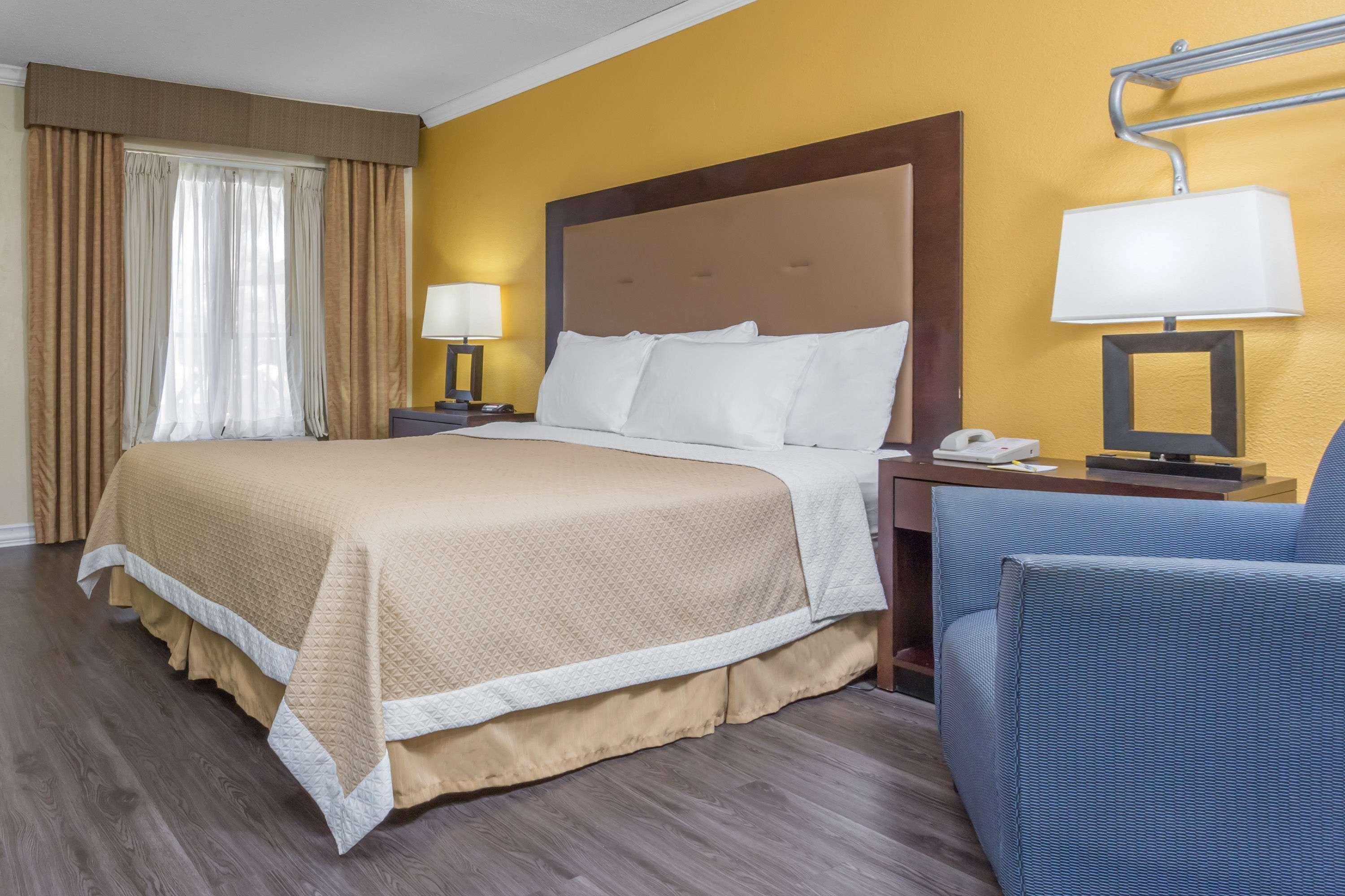Days Inn By Wyndham Pensacola - Historic Downtown Екстер'єр фото