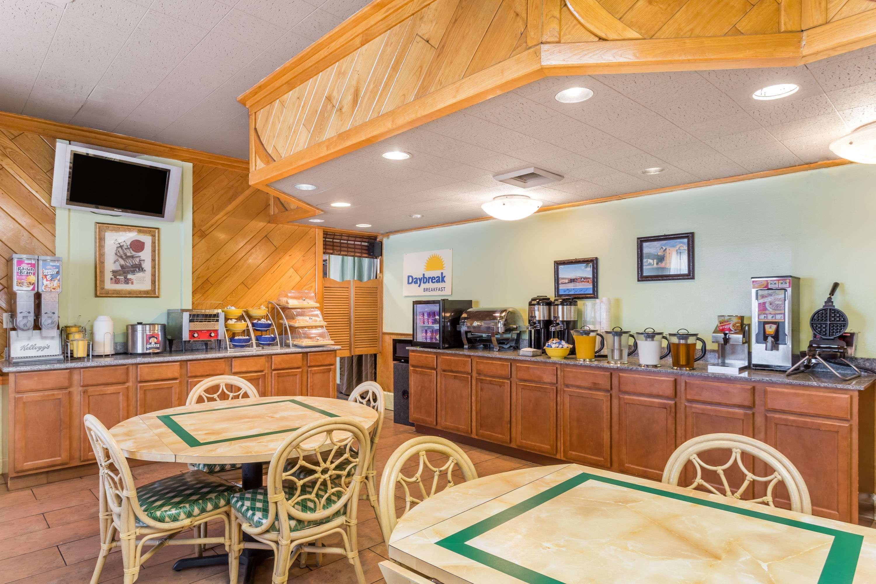 Days Inn By Wyndham Pensacola - Historic Downtown Екстер'єр фото