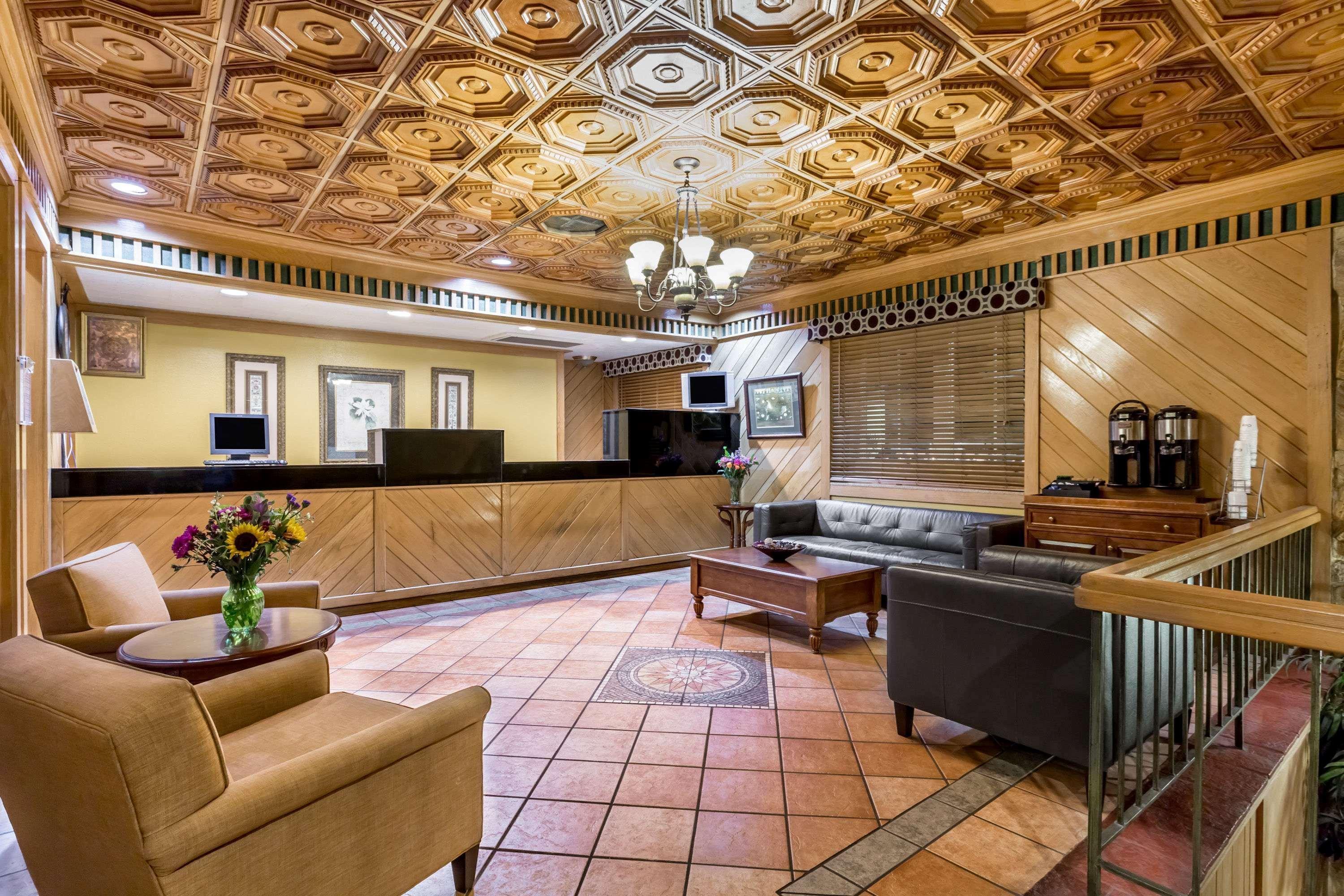 Days Inn By Wyndham Pensacola - Historic Downtown Екстер'єр фото