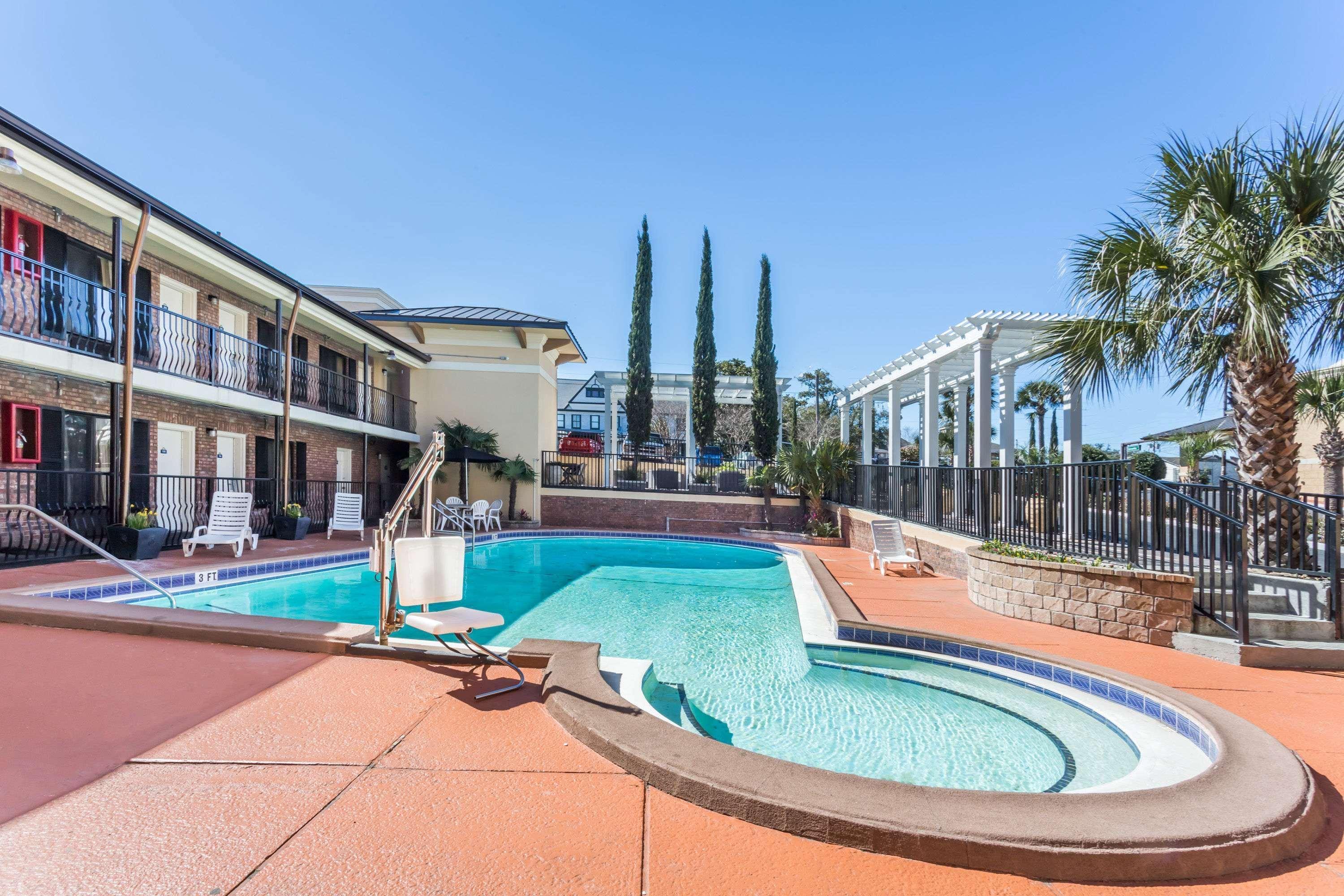 Days Inn By Wyndham Pensacola - Historic Downtown Екстер'єр фото