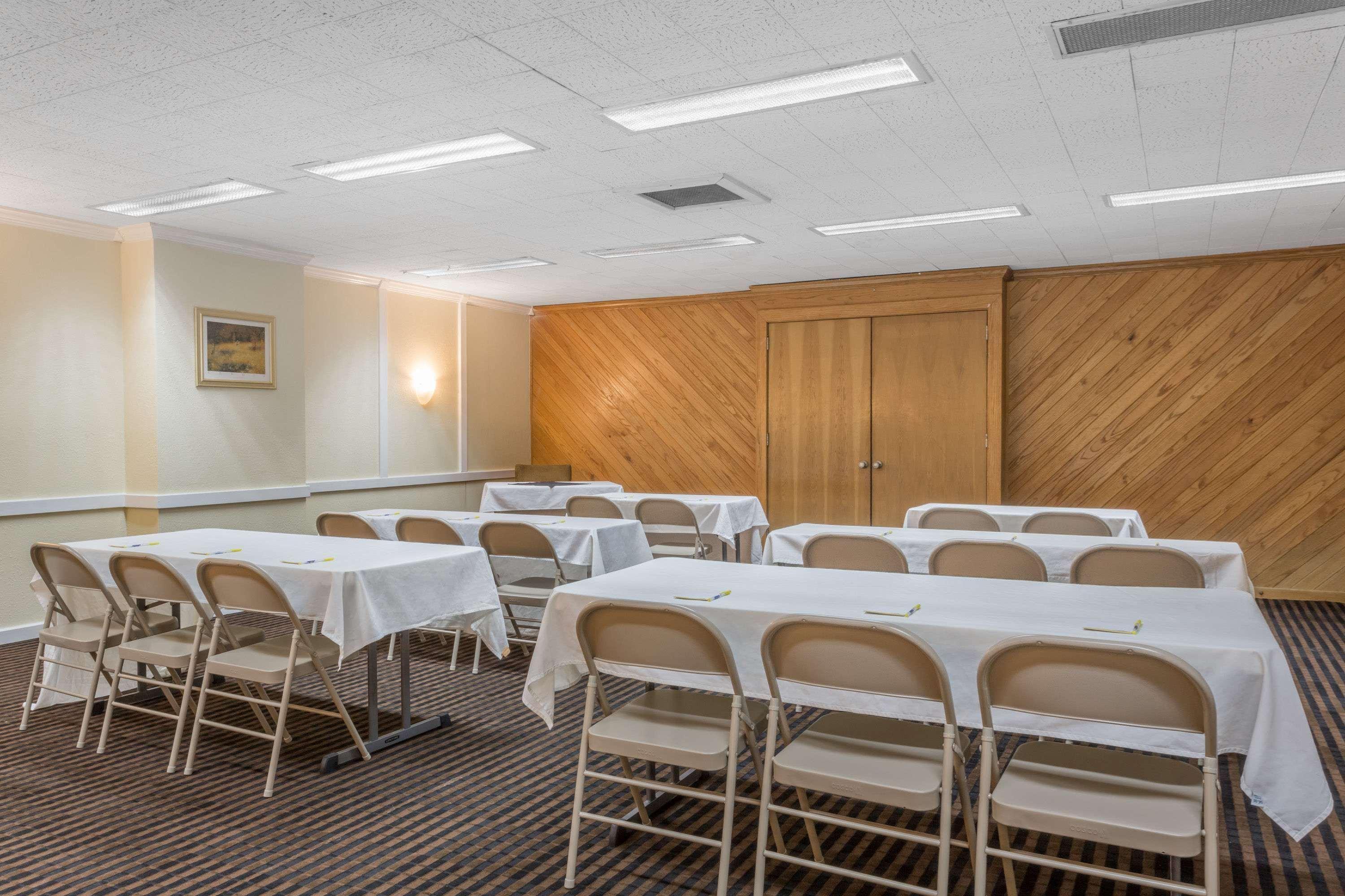 Days Inn By Wyndham Pensacola - Historic Downtown Екстер'єр фото