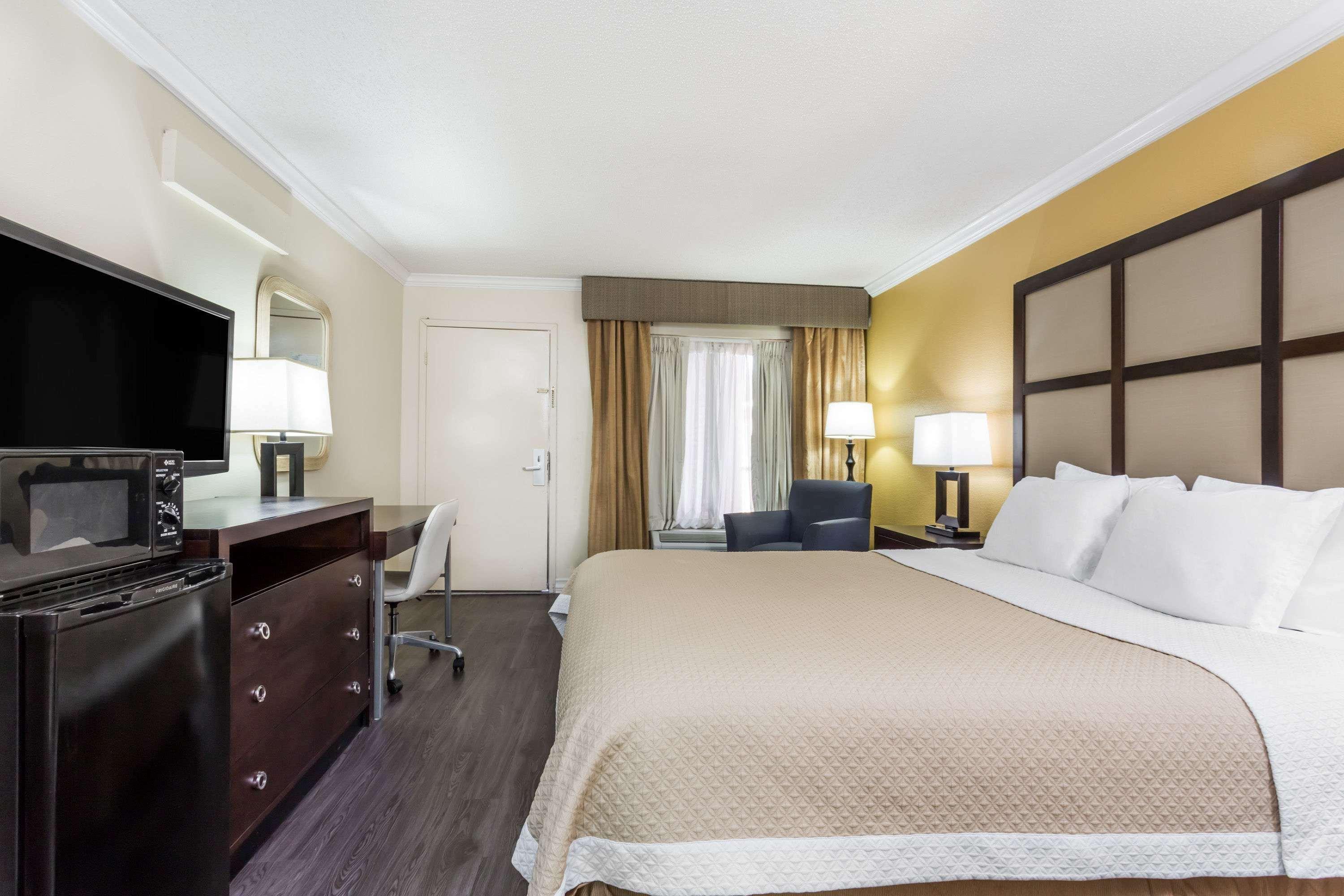 Days Inn By Wyndham Pensacola - Historic Downtown Екстер'єр фото