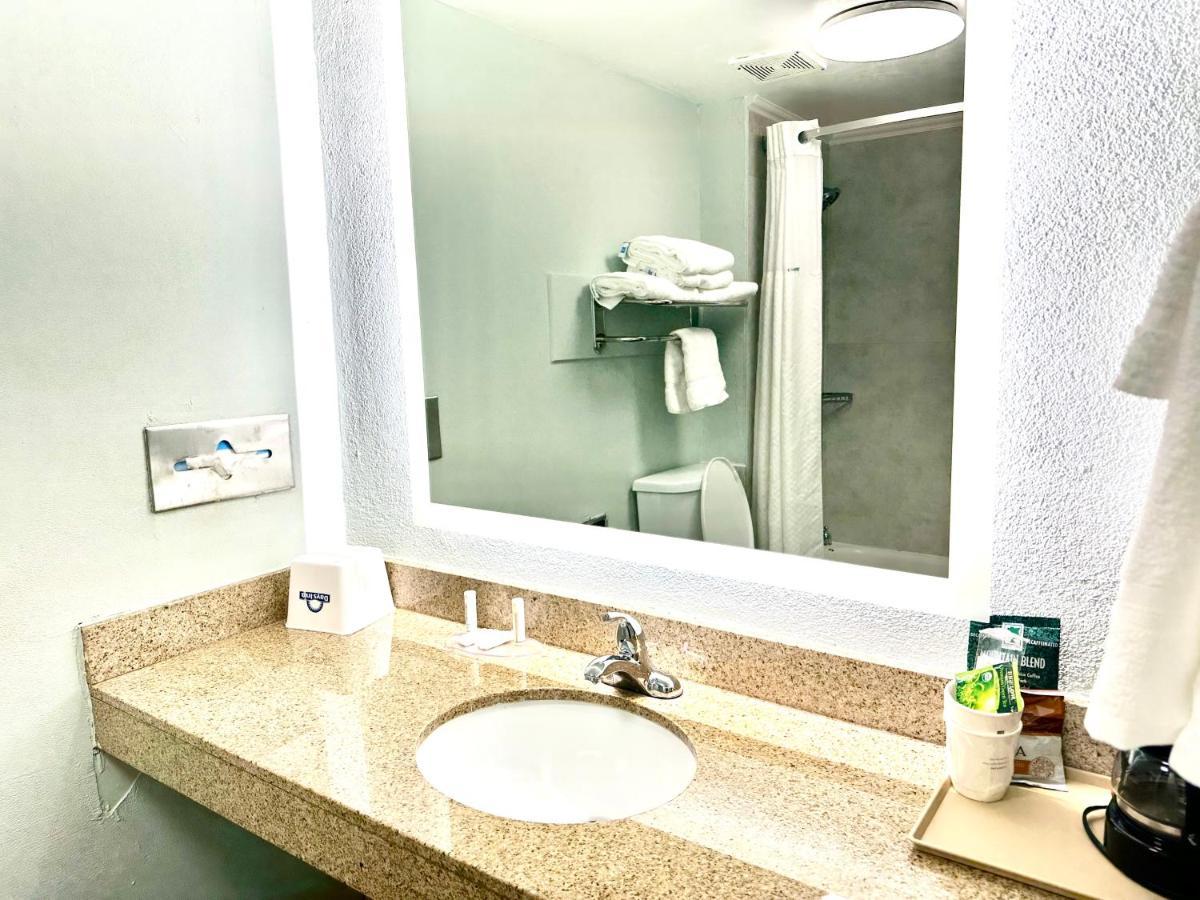 Days Inn By Wyndham Pensacola - Historic Downtown Екстер'єр фото