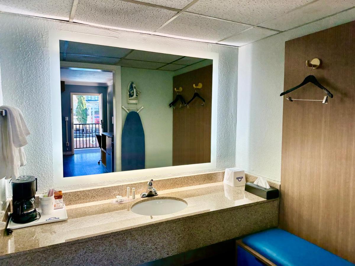 Days Inn By Wyndham Pensacola - Historic Downtown Екстер'єр фото