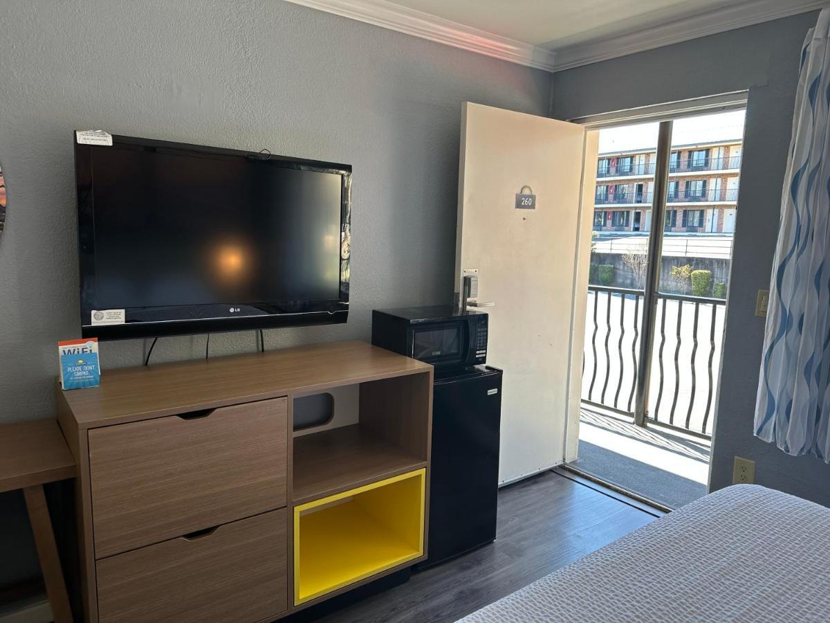 Days Inn By Wyndham Pensacola - Historic Downtown Екстер'єр фото