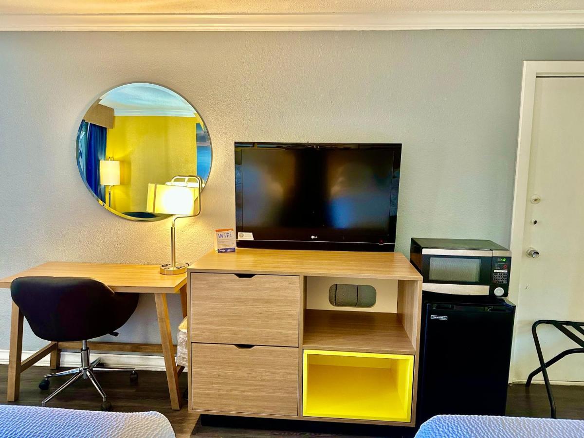 Days Inn By Wyndham Pensacola - Historic Downtown Екстер'єр фото
