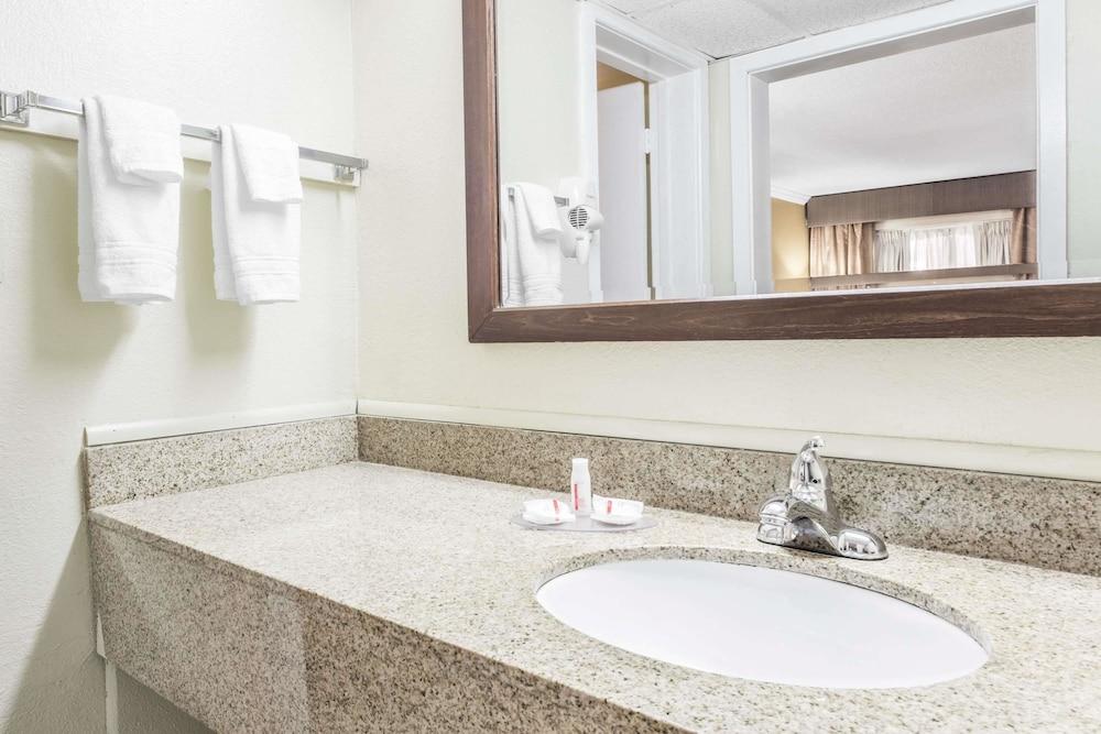 Days Inn By Wyndham Pensacola - Historic Downtown Екстер'єр фото