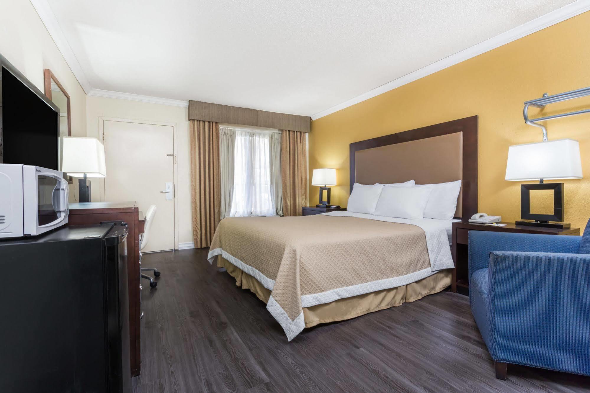 Days Inn By Wyndham Pensacola - Historic Downtown Екстер'єр фото